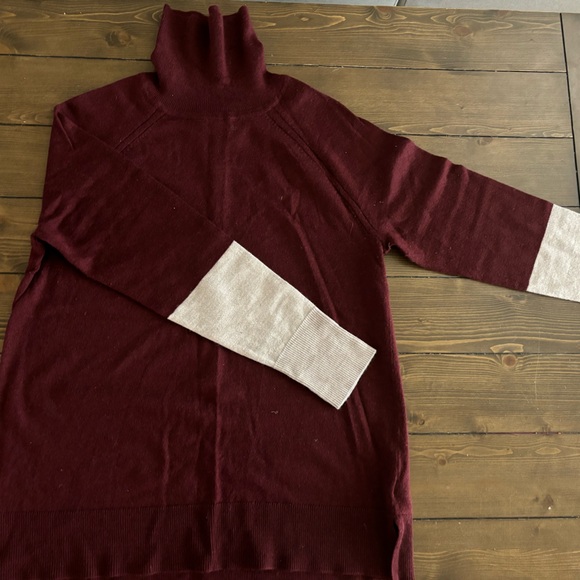 Tahari marino wool sweater - Picture 2 of 2